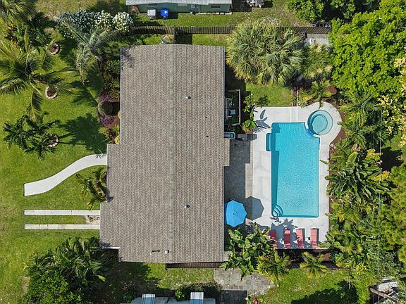 3rd image of 925 NE 25th Avenue
