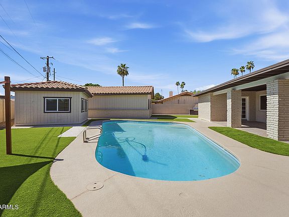 3rd image of 2515 S PALM Drive