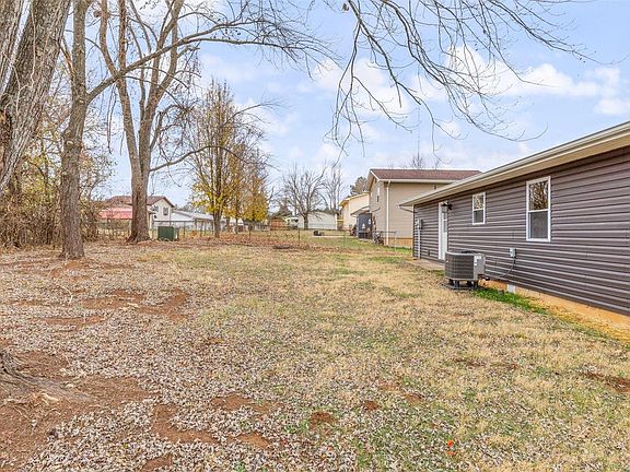 4th image of 907 Glencoe Dr