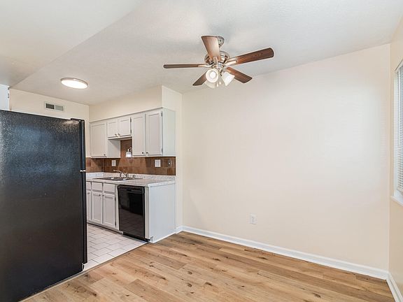 5th image of 1052 Oakwood Ct APT 3