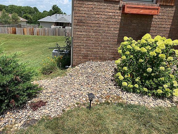 5th image of 979 W Stanton Dr