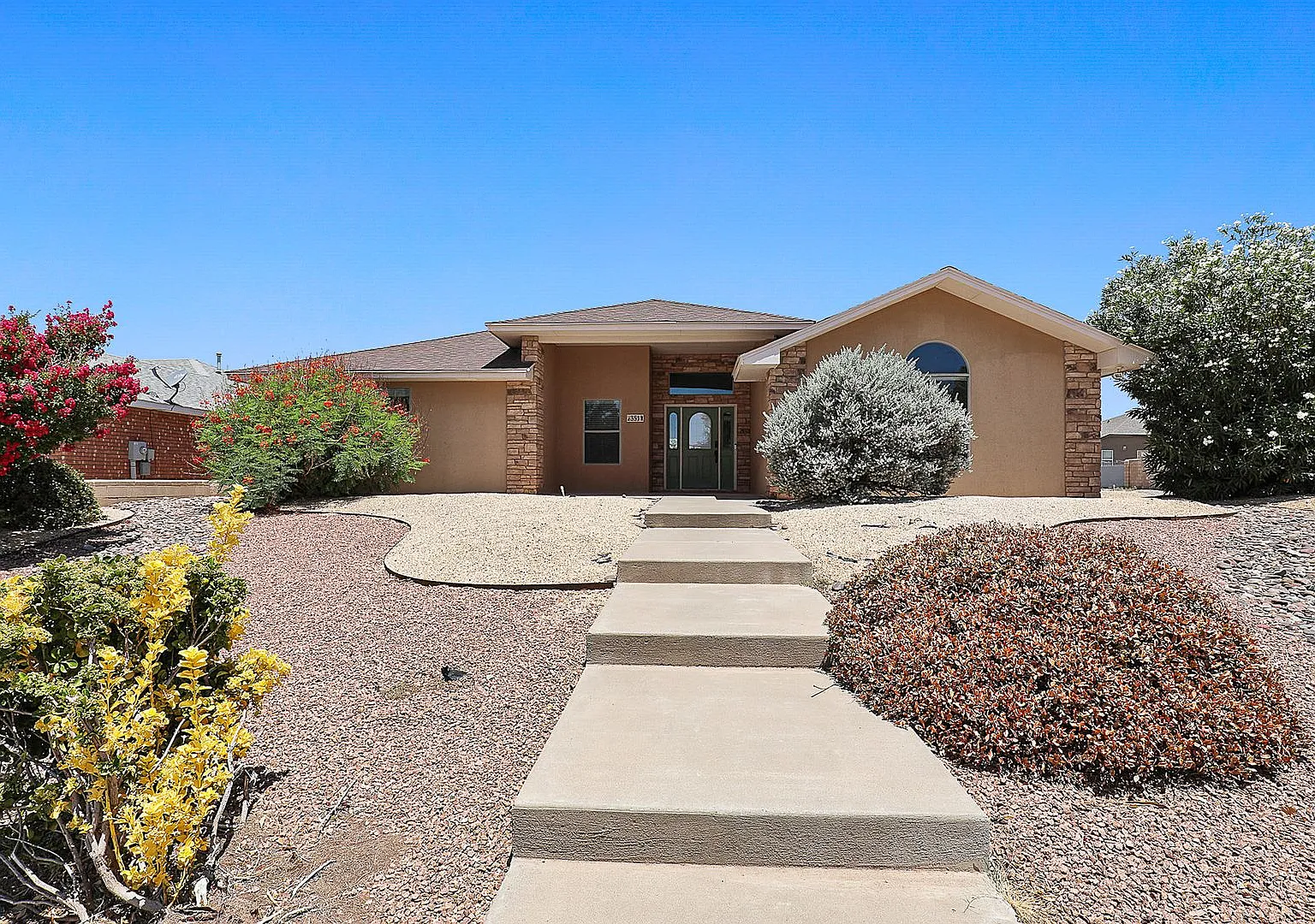Roomy 4 bedroom Home near Golf Course — Photo 1