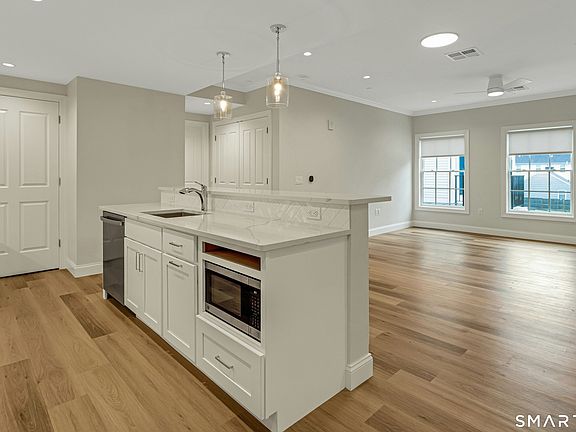 2nd image of 440 Heights Rd #205