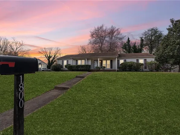 1800 Stoneybrook Dr, High Point, NC 27265