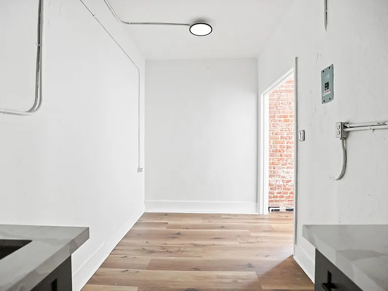 5870 Franklin ave — Photo 4