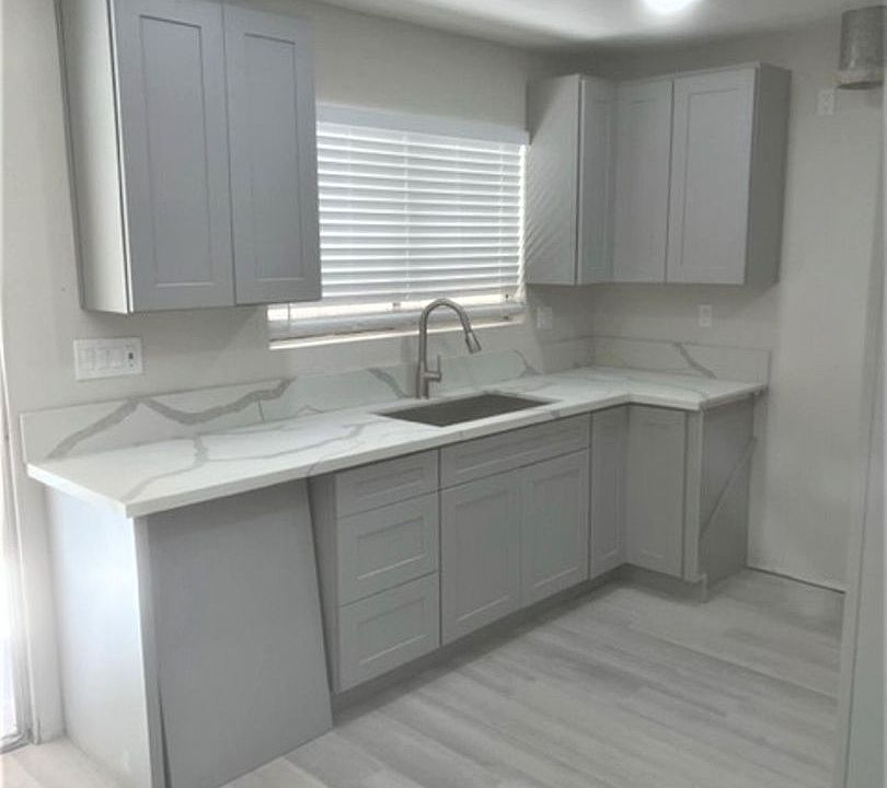 1st image of 930 Roswell Ave APT 1