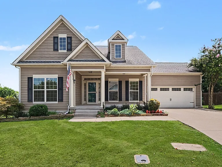 1046 Hemlock Dr — Photo 3