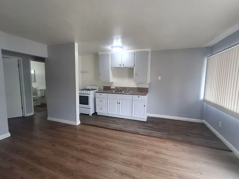 3933-3943 La Rica Avenue — Photo 7