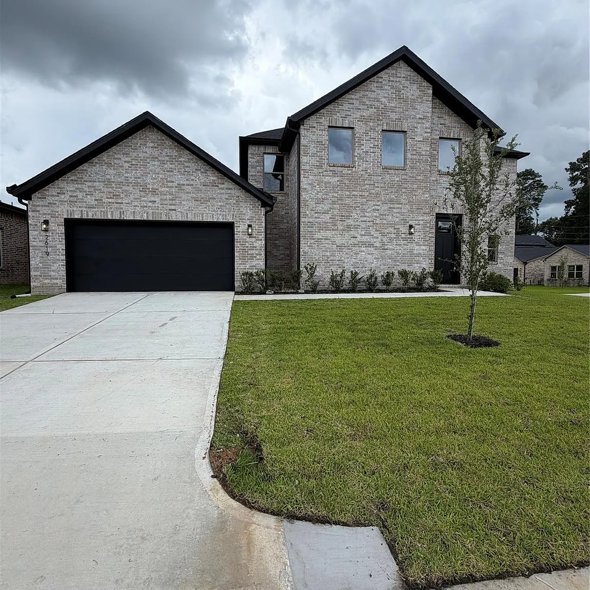 3 bed, 2.5 bath, 2243 sqft, $2,700 — Photo 2