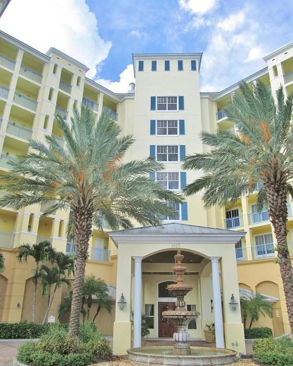 Pineapple House