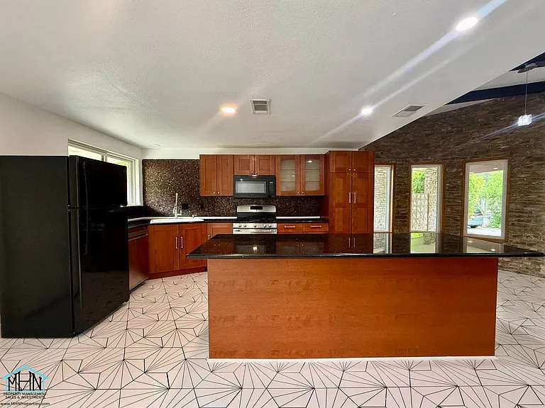 100 Bluet Ln — Photo 8
