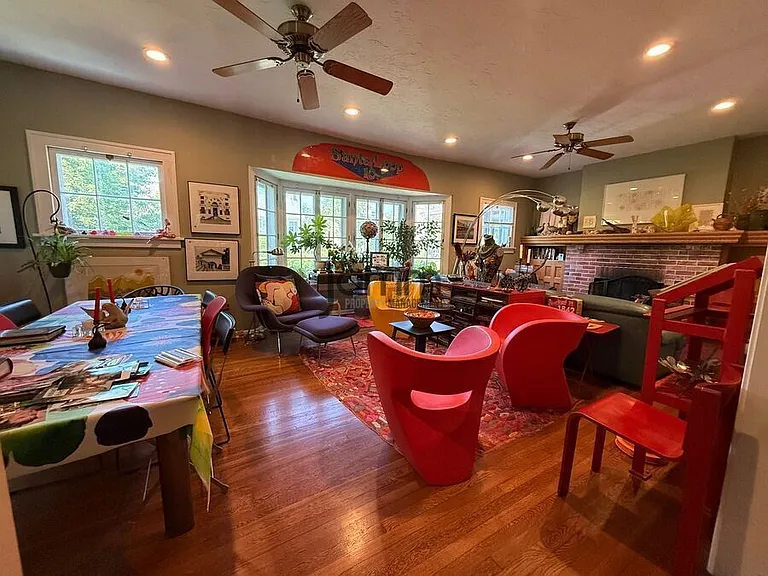 2425 Demington Dr — Photo 5
