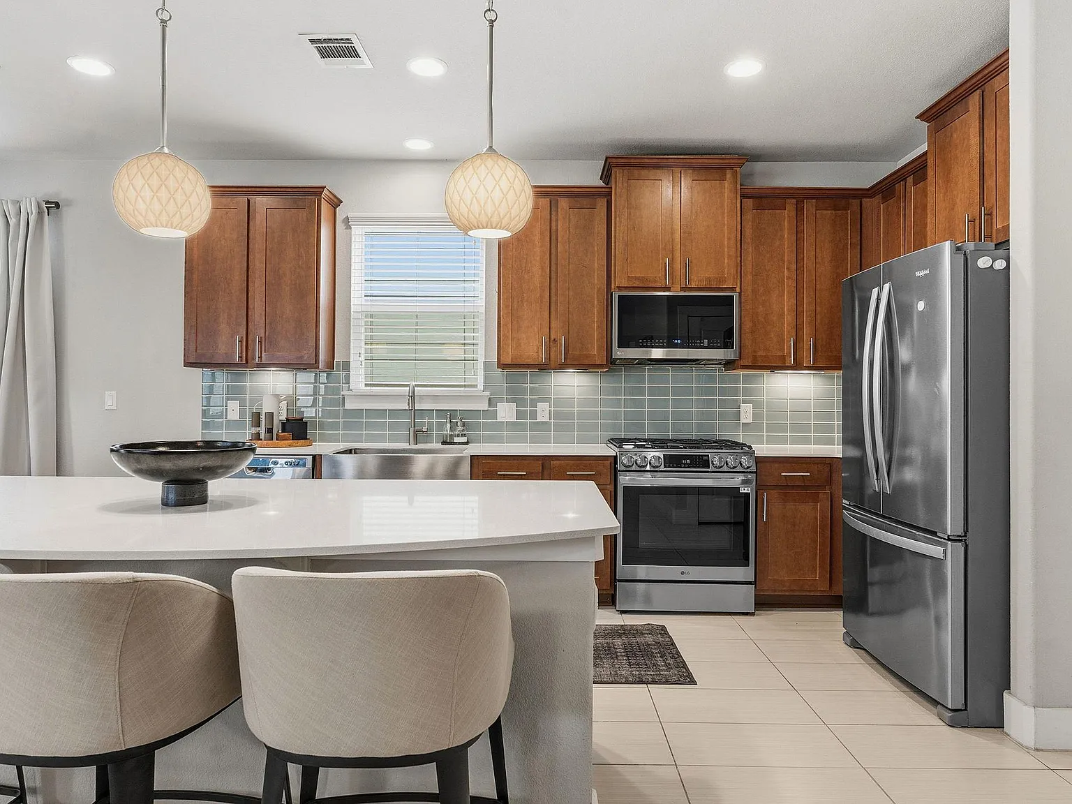 4 bed, 2.5 bath, 2080 sqft, $3,000 — Photo 3