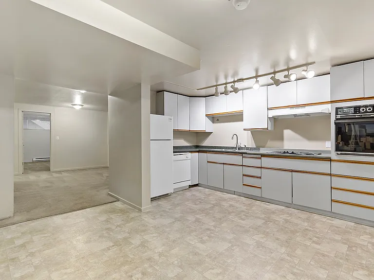 Outrigger Apartments — Photo 14