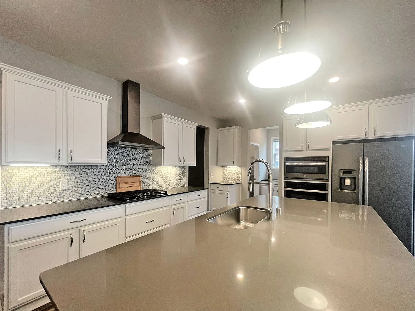 Sparkling, Spacious Like-New Home With 3 Bedrooms On Main Level Has Gigantic Family Room And Fire... — Photo 3