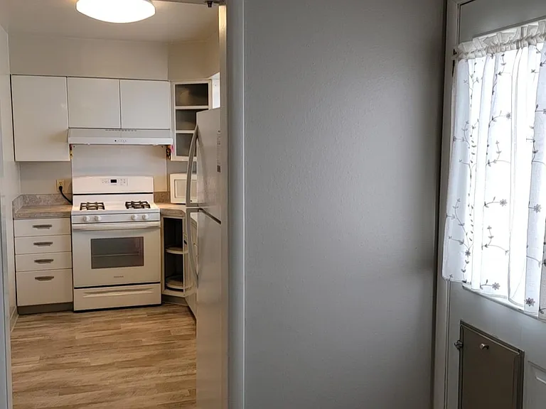 240 Country Club Blvd #B — Photo 8