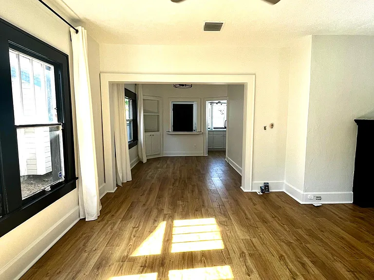 2637 Burlington Ave N — Photo 7
