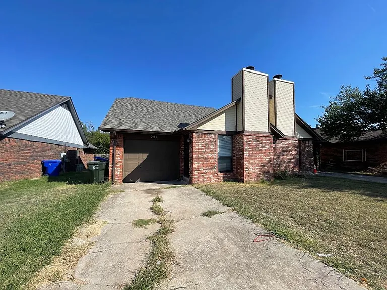 221 Skylark Ct — Photo 2