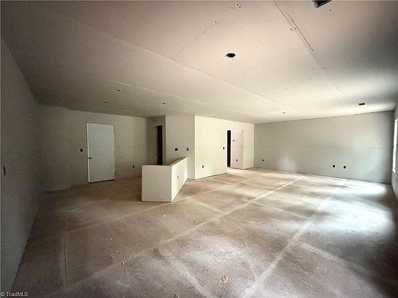 5th image of 523 Dogwood Cir