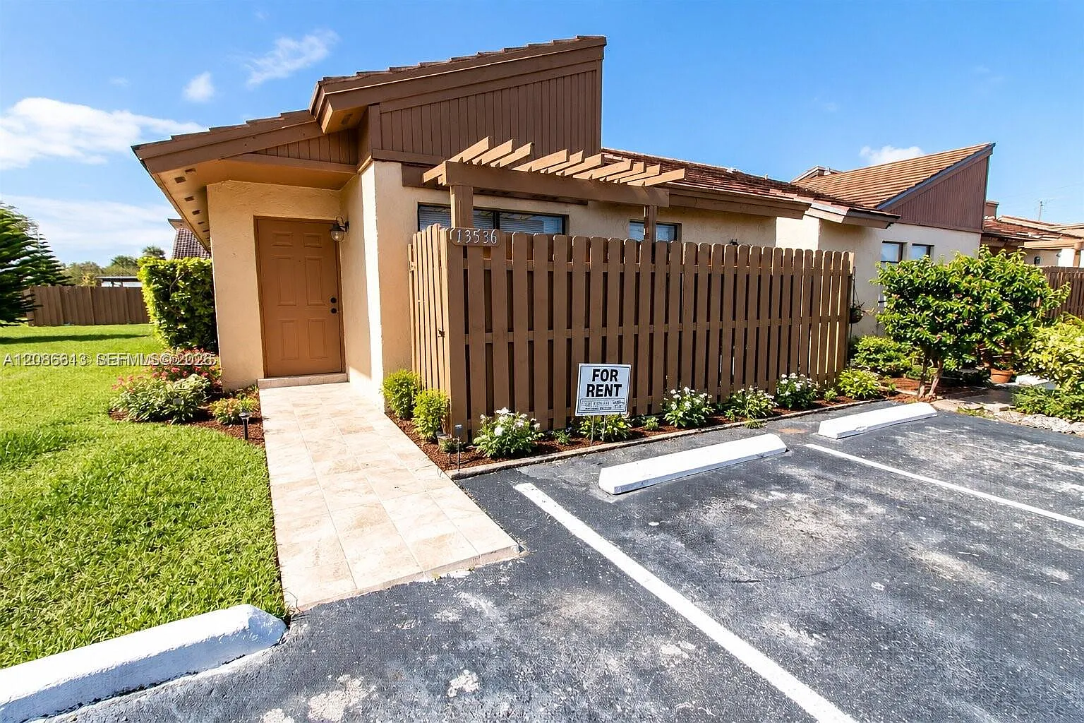 Tamiami Lakes Townhomes S — Photo 1