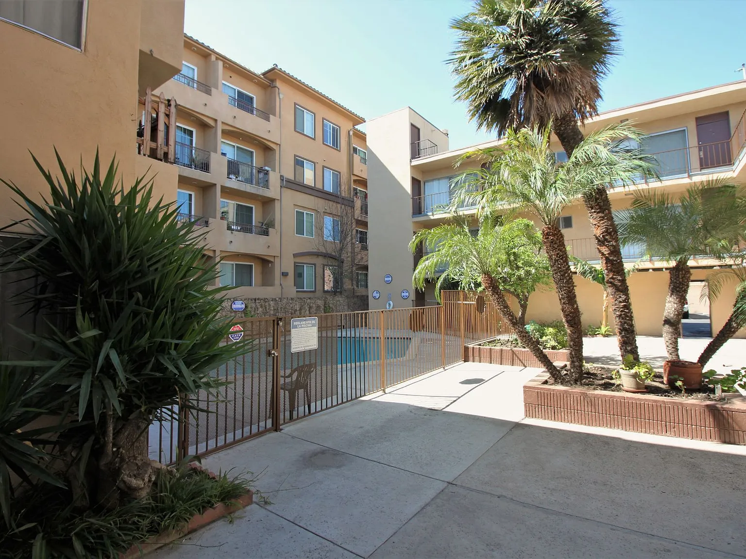 8123 - Sepulveda Apartments — Photo 2