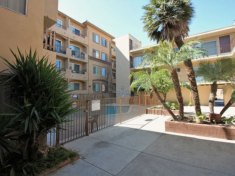 8123 - Sepulveda Apartments — Photo 2