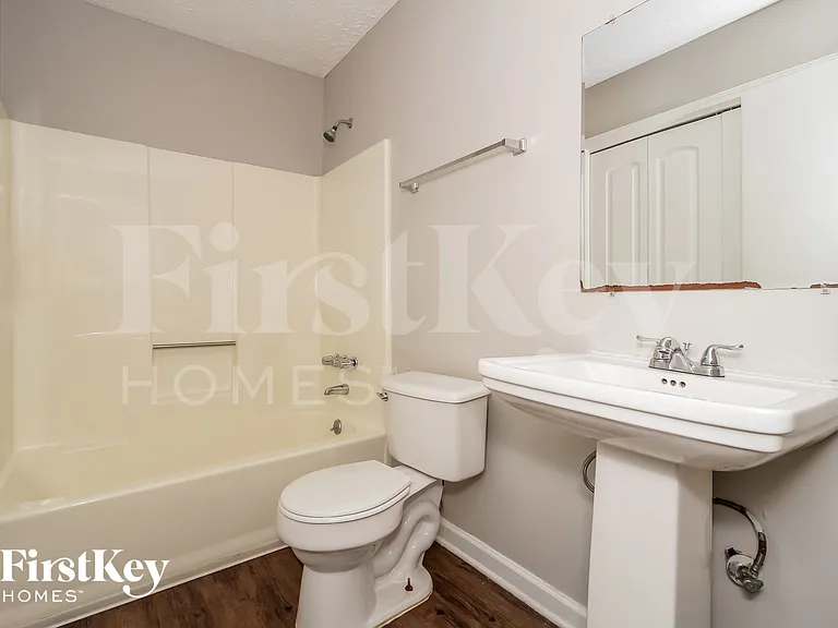 1049 Rolling Green Dr — Photo 9