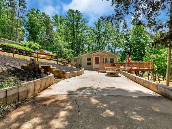110 Lakeshore Ln, Seneca, SC 29678
