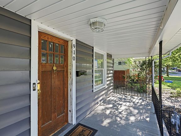 4th image of 910 Nuttman Ave