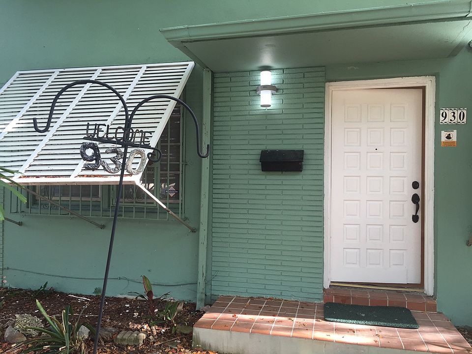 1st image of 930 NE 123rd St
