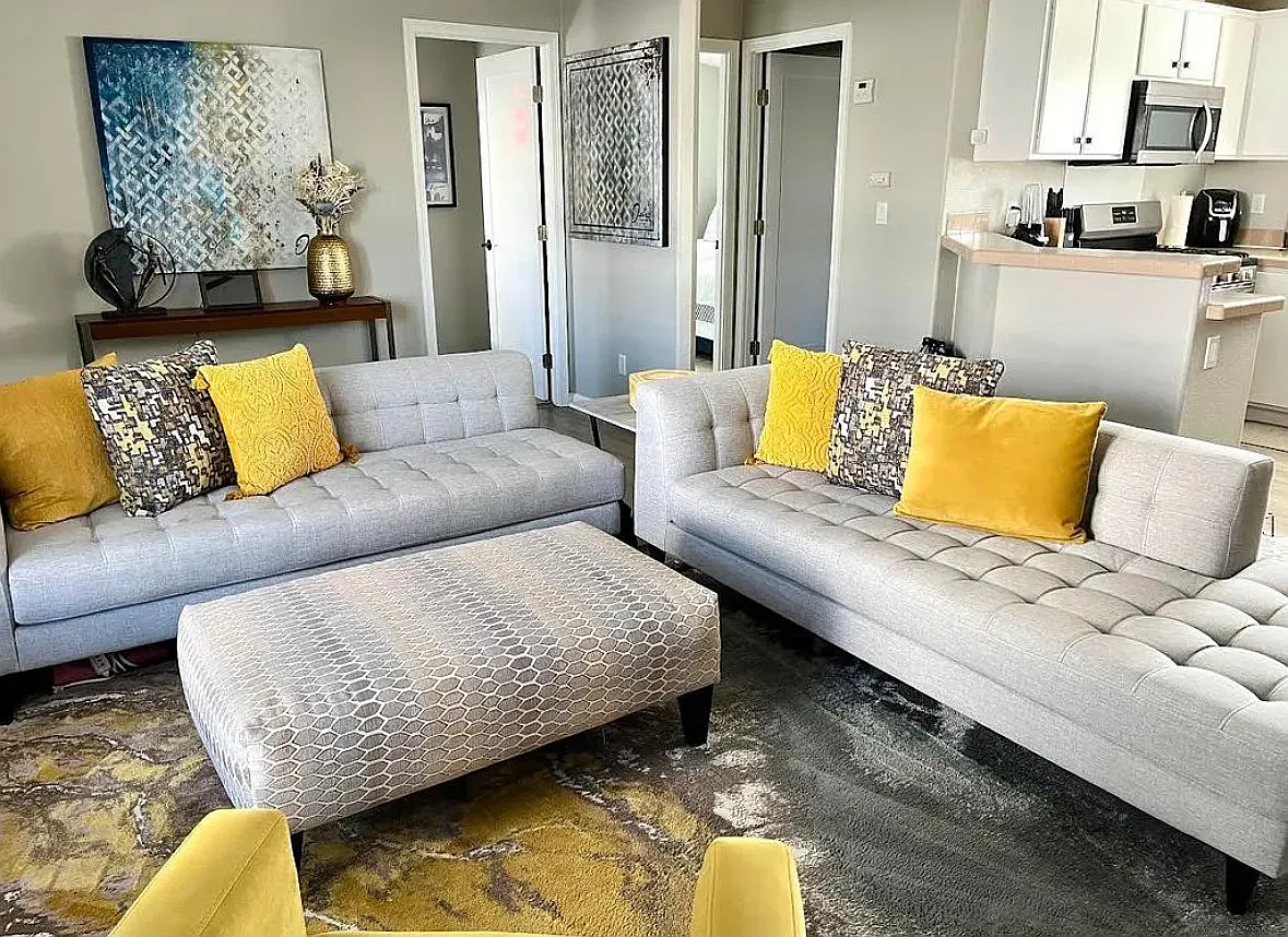 3 bed, 1050 sqft, $3,359 — Photo 3