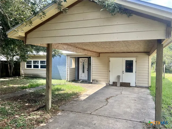 305 E 2nd St, Cuero, TX 77954