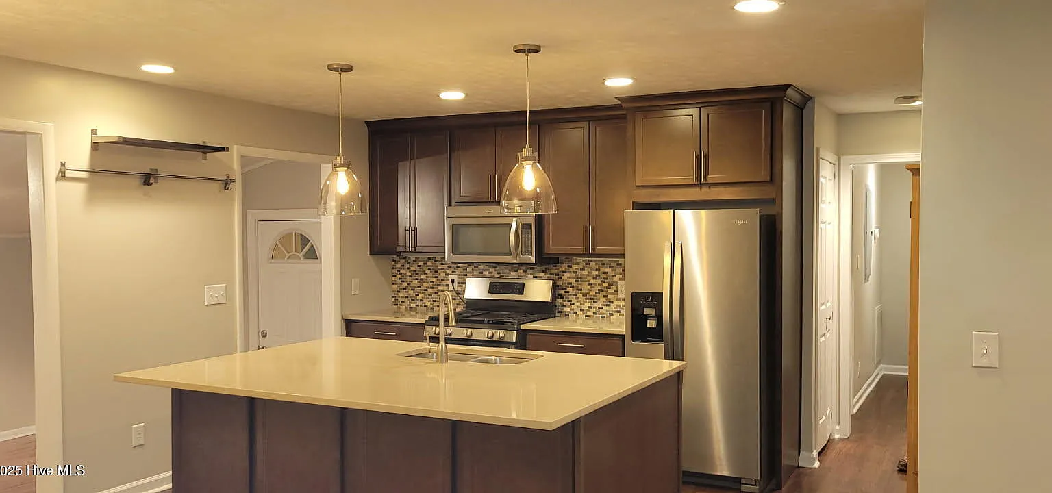 3 bed, 2.0 bath, 1316 sqft, $2,100 — Photo 4