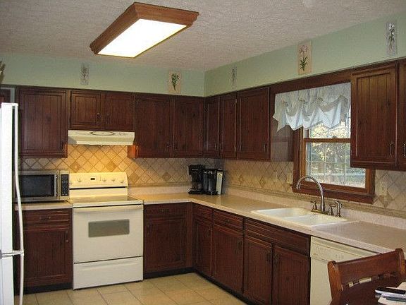 Large kitchen w/new tile