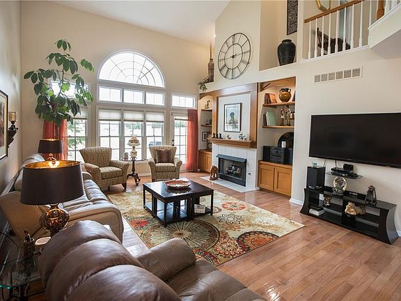 4th image of 106 Greenward Way N #19