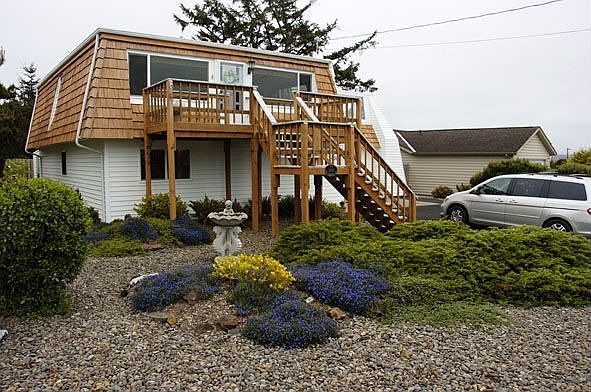 Reverse floor plan puts the livingroom on the 2nd floow