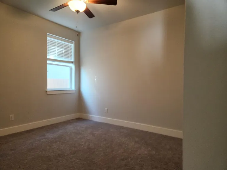 303 Winston Dr — Photo 7