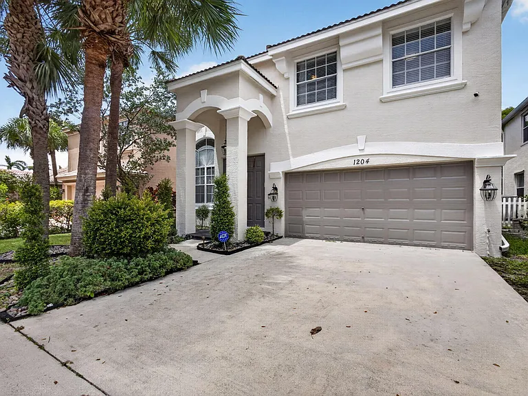 1204 Oakwater Dr — Photo 4