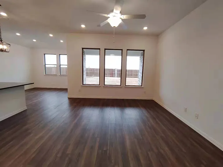 2510 Lovegrass Ln — Photo 4