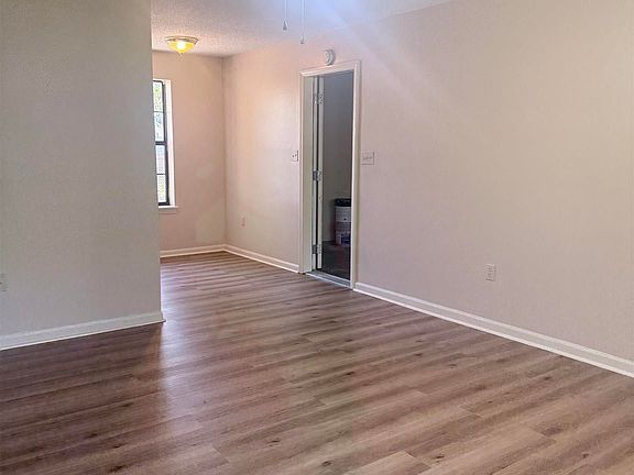 4th image of 46 Hartwell Cir