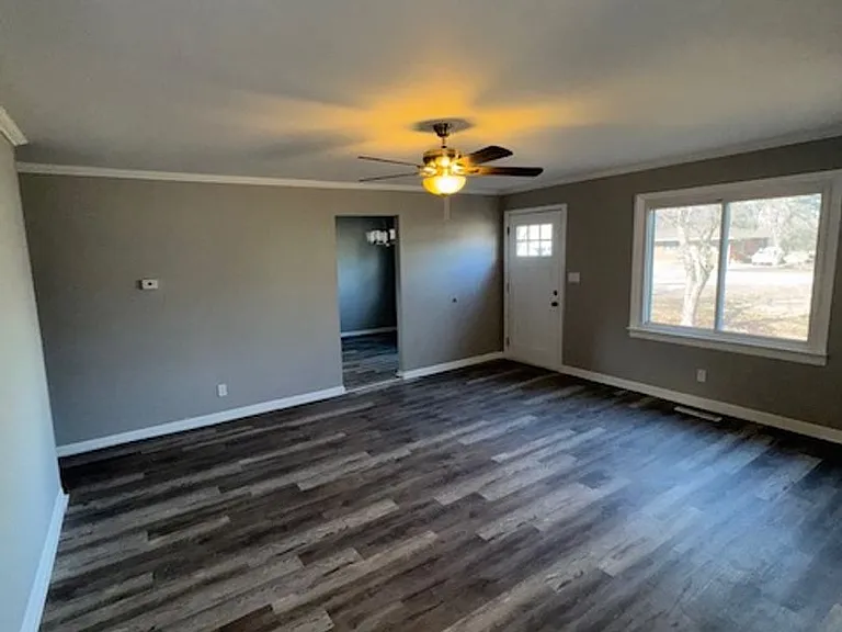 3017 E Riverside Dr — Photo 2