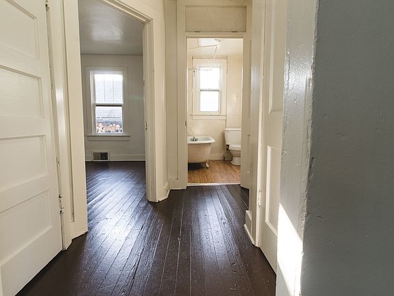3rd image of 914 W Jefferson Blvd APT 3