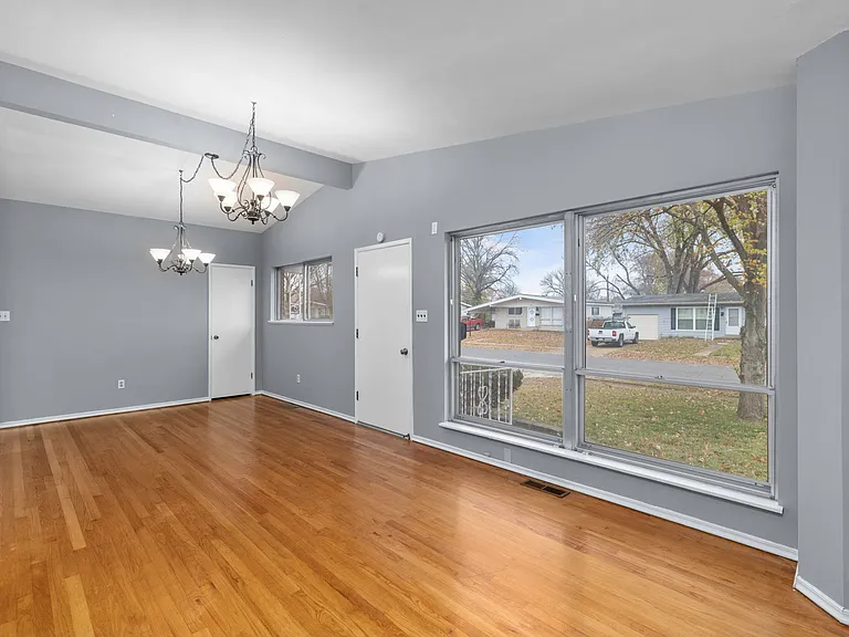 550 Versailles Dr — Photo 2