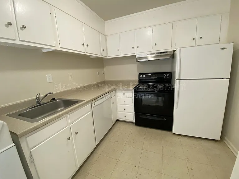 809 Denton Cir — Photo 5