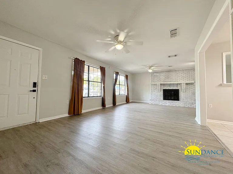 310 Evergreen Dr — Photo 2