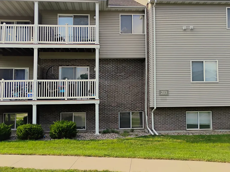 203 Jewel Dr — Photo 2