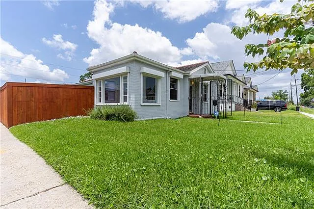 8502 Edinburgh St — Photo 18