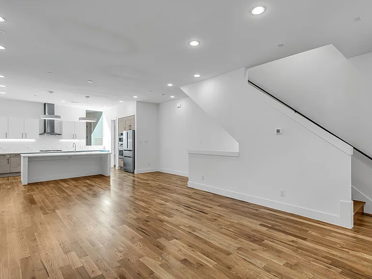 426 W 9th St #108 — Photo 7