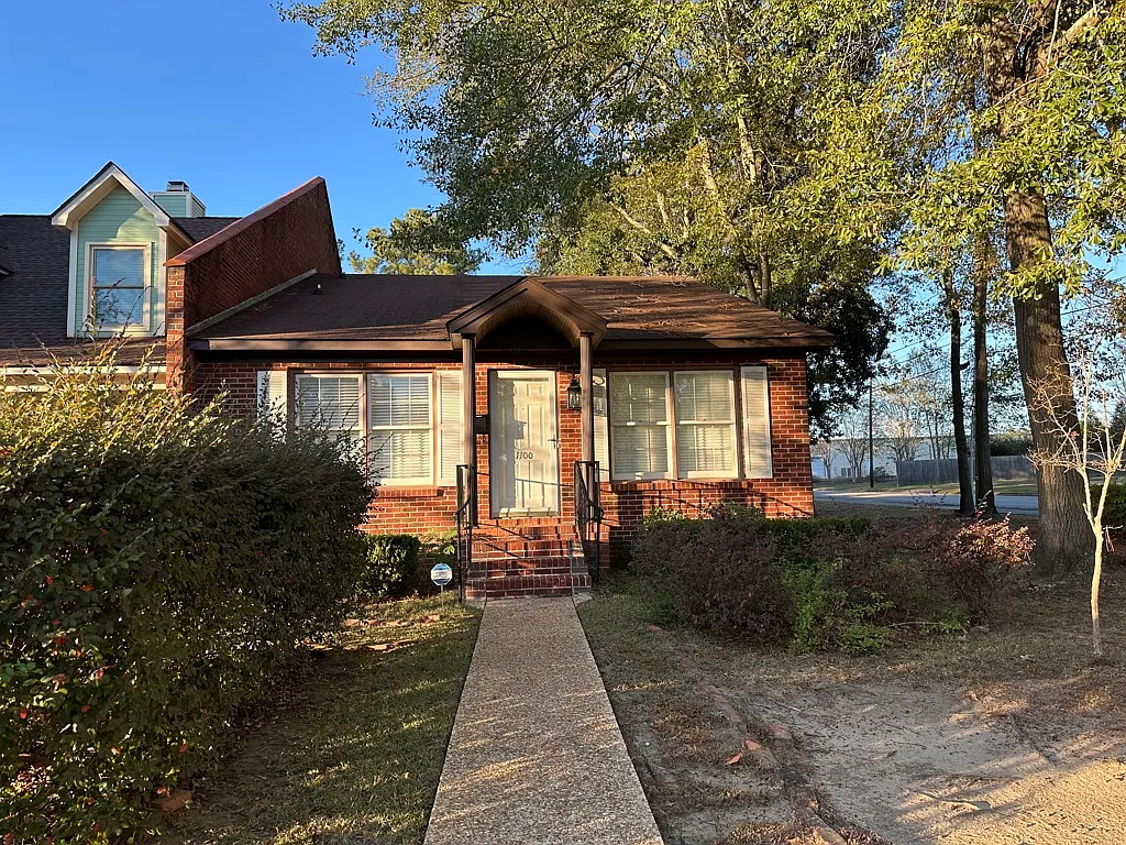 Charming and Updated Townhouse Retreat in Dothan, Alabama — Photo 1