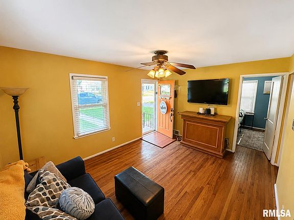 4th image of 1004 E Wilson Ave